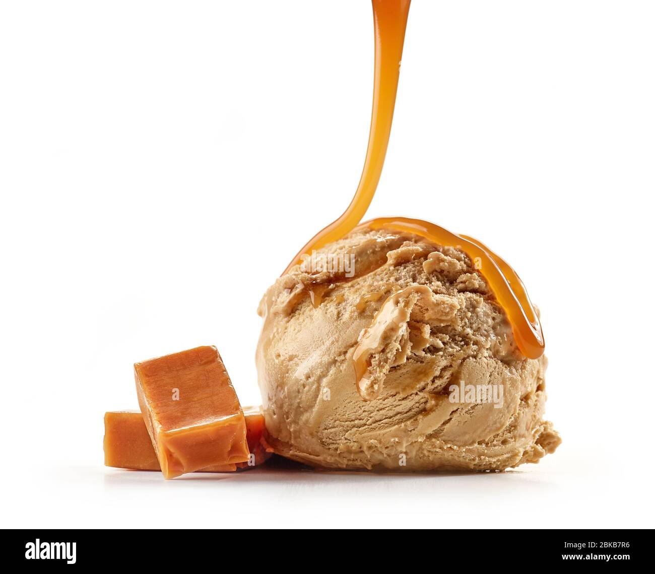 Karamell-Eis mit Karamell-Sauce auf weißem Hintergrund isoliert Stockfoto