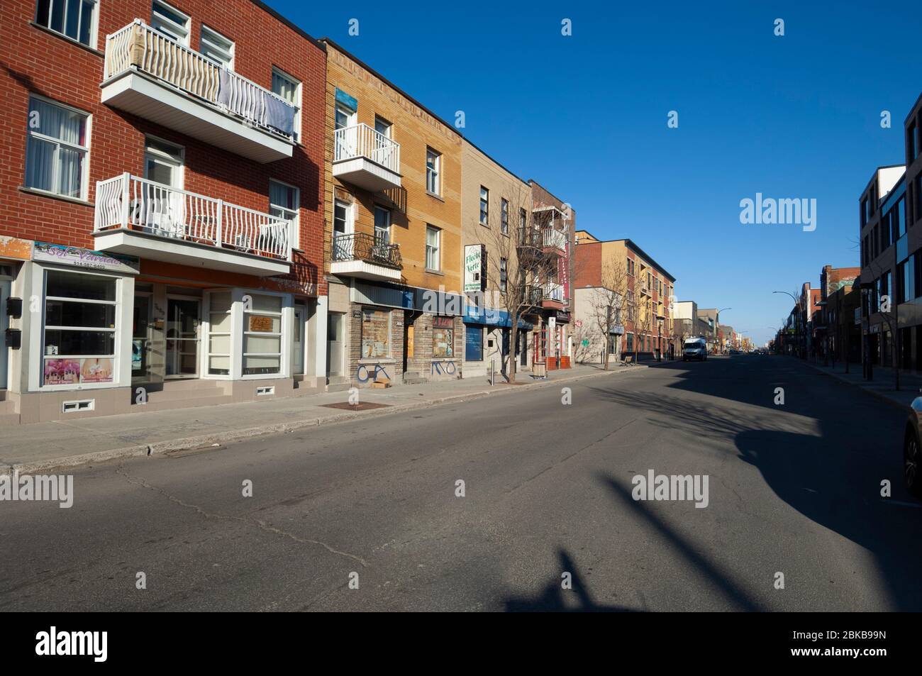 MONTREAL, KANADA - 28. APRIL 2020: Während der Sperrung von Covid19 zeigt die Rue Saint Hubert deutlich die Auswirkungen der Pandemie auf den Verkehr auf einen der Mo Stockfoto