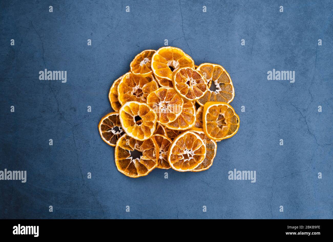 Orangenscheiben trocknen. Draufsicht auf Zitrusscheiben auf Holz. Gesunde und biologische Früchte. Flach liegend. Stockfoto