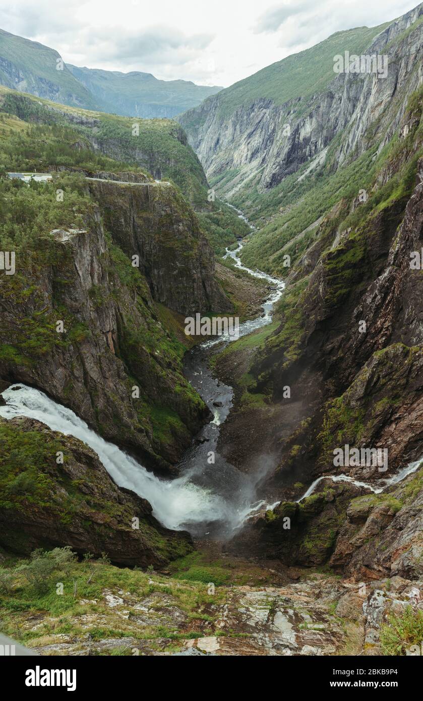 Berglandschaft von norwegen mit einem Wasserfall auf einem Hintergrund von bewölktem Himmel Stockfoto