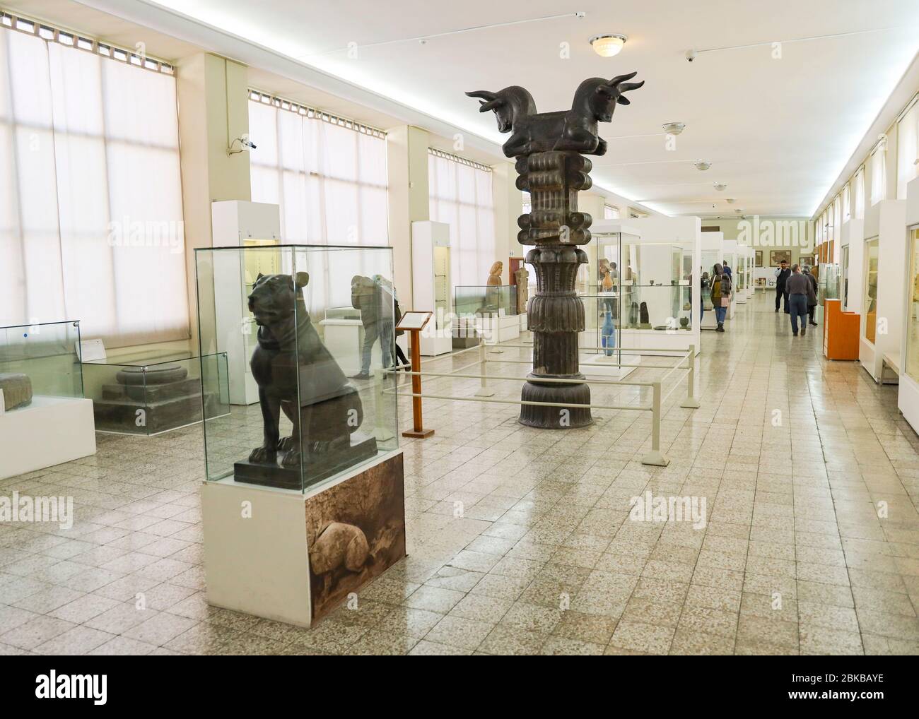 Stücke aus der Achaemenid Collection, die schwarze Säule aus Persepolis, verziert mit Stierköpfen auf der Hauptstadt, im Museum des antiken Iran, Stockfoto