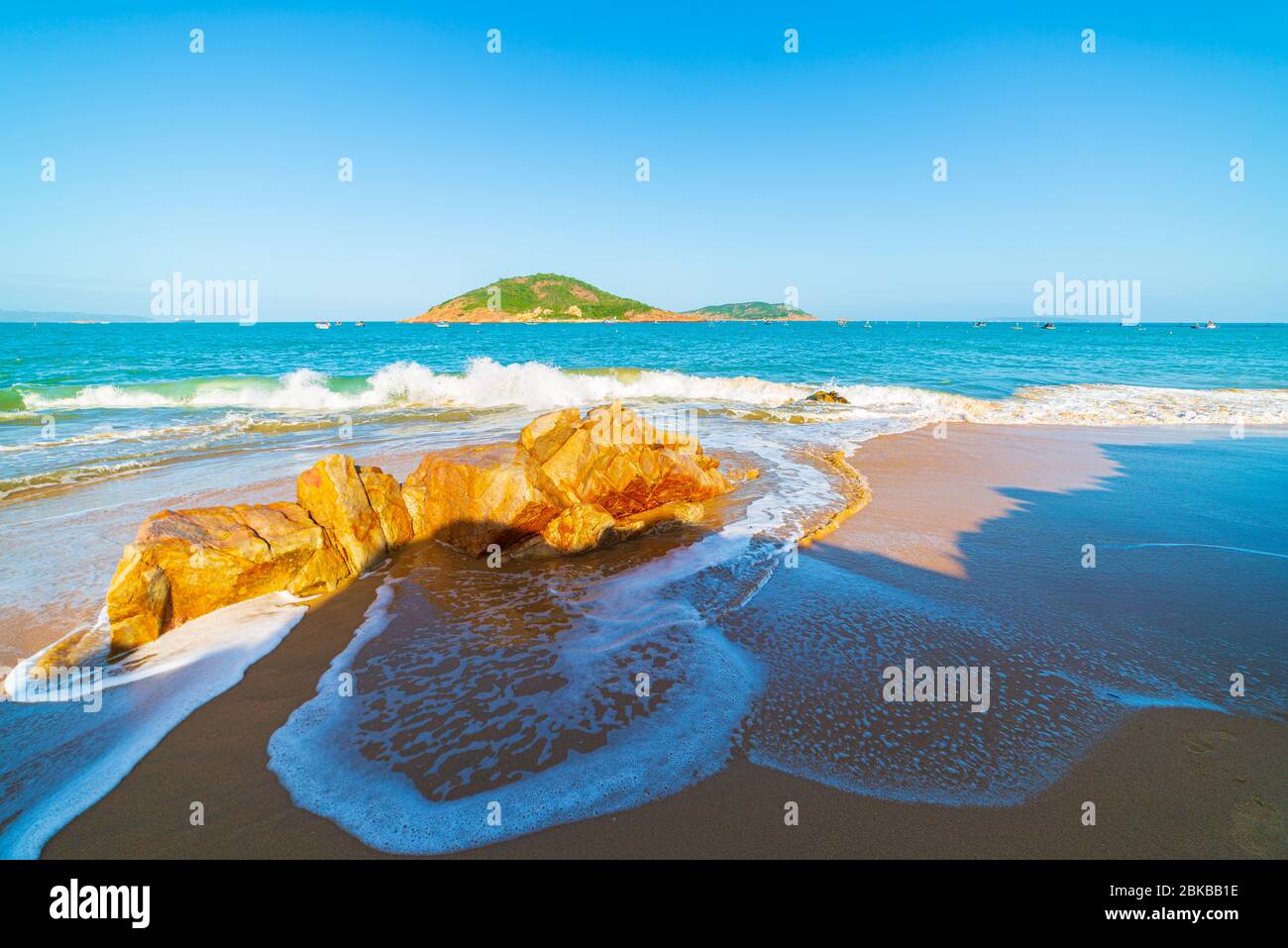 Wunderschöner tropischer Strand, türkisfarbenes Wasser, einzigartige Felsbrocken, Cam Ranh Nha Trang Vietnam südöstliche Küste Reiseziel, Wüstenstrand Stockfoto