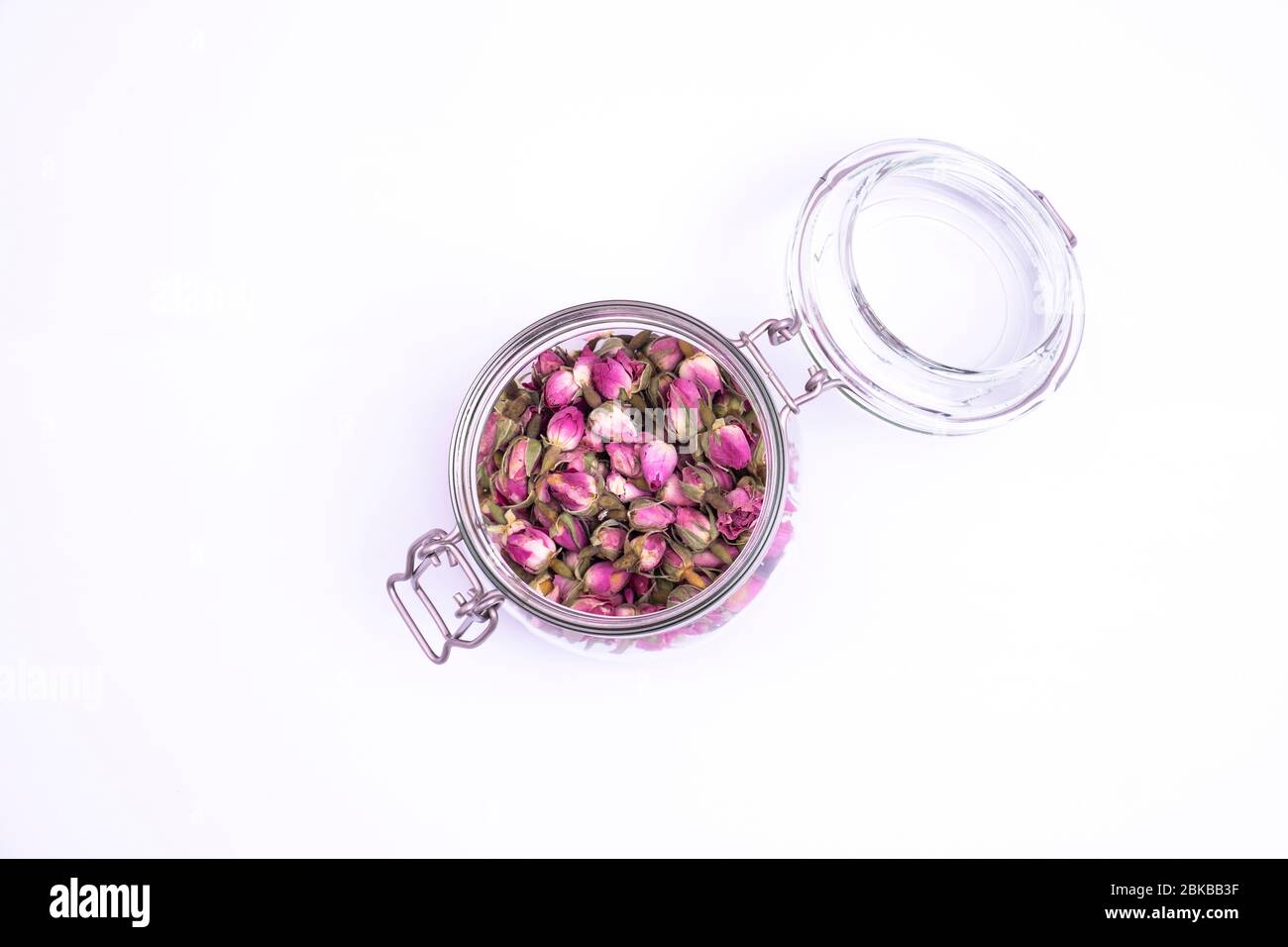 Trockene Rosenknospen für Tee auf weißem Hintergrund. Stockfoto