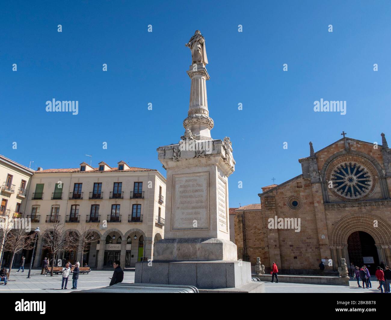 Statue von Santa Teresa de Jesus vor der Pfarrei St. Peter der Apostel, Santa Teresa Platz, Avila, Spanien, Europa Stockfoto