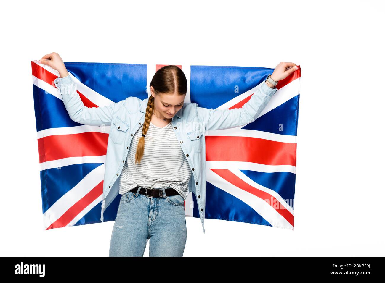 Hübsches Mädchen mit Zopf hält uk-Flagge isoliert auf weiß Stockfoto