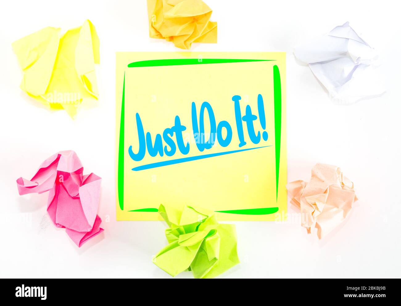 Eine gelbe Haftnotiz mit dem inspirierenden Zitat, das die Menschen dazu ermutigt, es einfach zu tun, anstatt zu denken und zu verzögern. Stockfoto