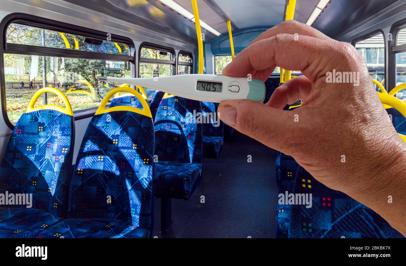 Handthermometer mit hoher Temperatur mit leerem Bus-Hintergrund - Coronavirus Covid-19 Konzept Stockfoto