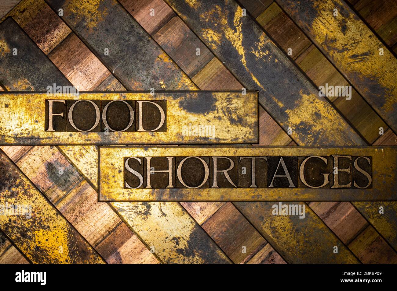 Foto von echten authentischen Schreibschrift bilden Food Engpässe Text auf Vintage texturierten Grunge Kupfer und Gold Hintergrund Stockfoto