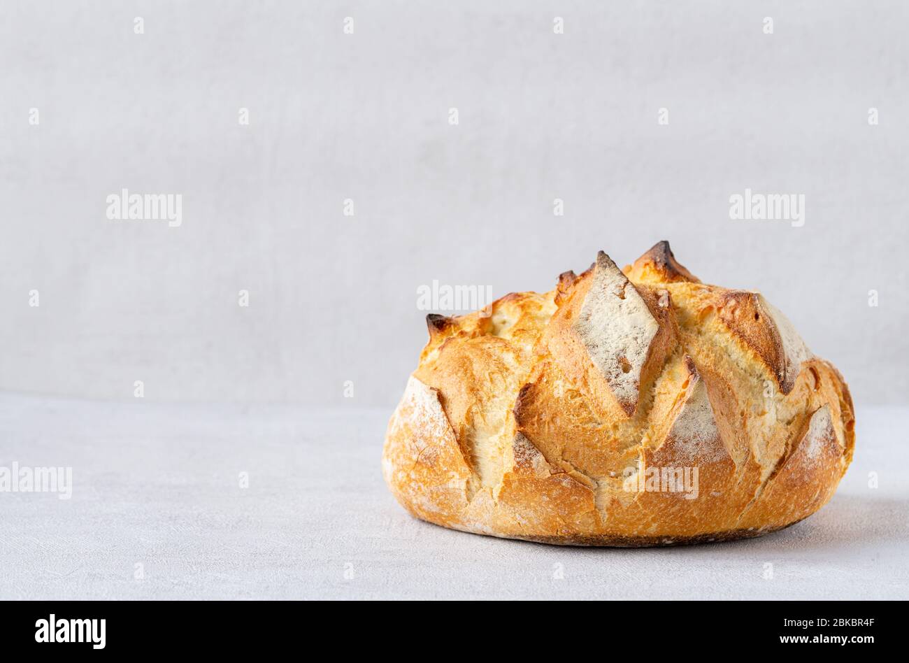 Runder Brotlaib isoliert auf grauem Hintergrund. Kopierbereich. Stockfoto