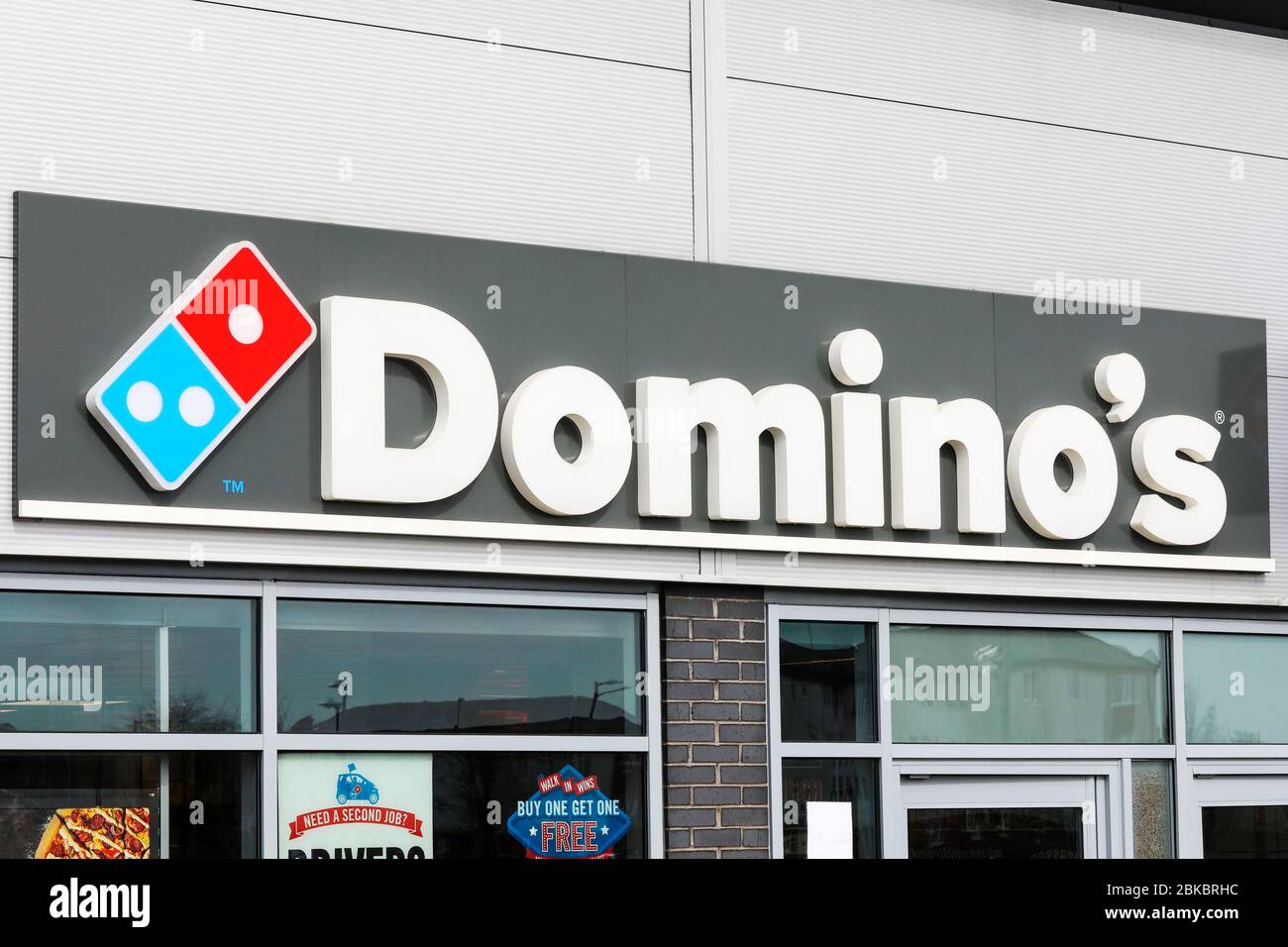 Firmenlogo für Dominos Fast Food und Pizza Restaurant und Carryout, Kilwinning Stockfoto