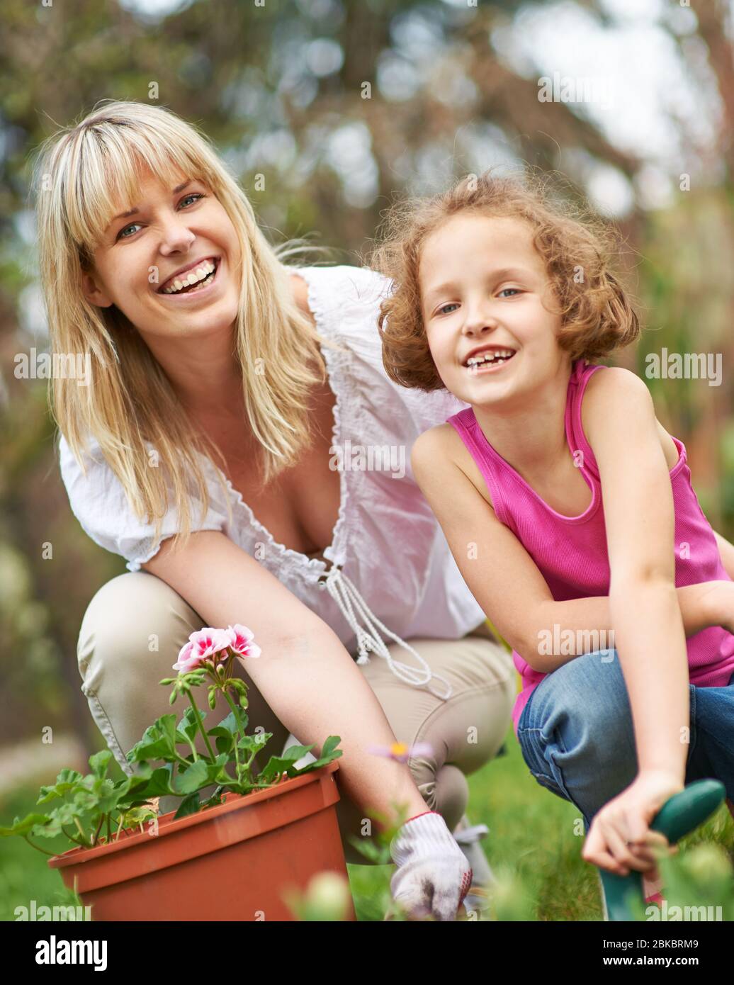 Glückliche Familie Gartenarbeit im Frühling im Garten Stockfoto