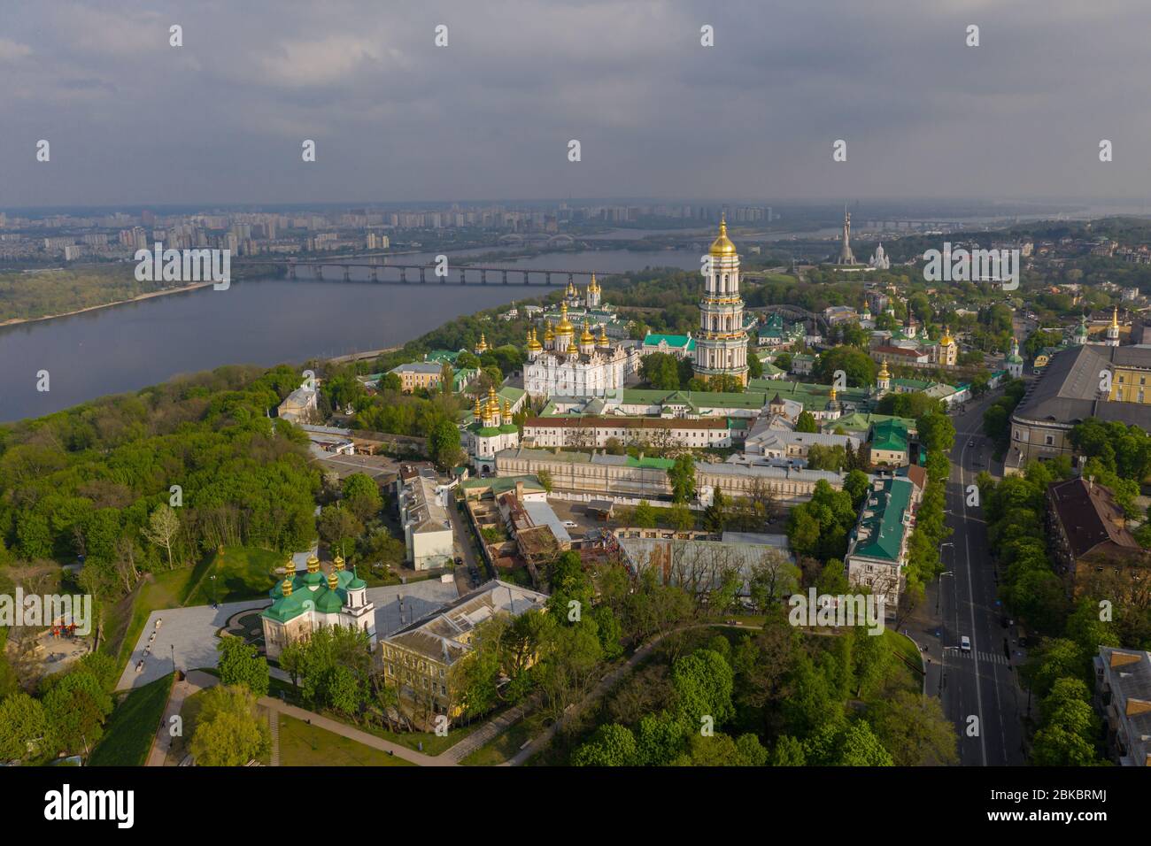 Luftaufnahme von Kiew Pechersk Lavra durch die Sonnenstrahlen des Sonnenuntergangs beleuchtet, Kiew, Ukraine Stockfoto
