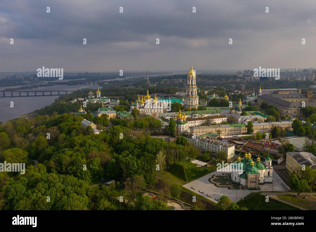 Luftaufnahme von Kiew Pechersk Lavra durch die Sonnenstrahlen des Sonnenuntergangs beleuchtet, Kiew, Ukraine Stockfoto