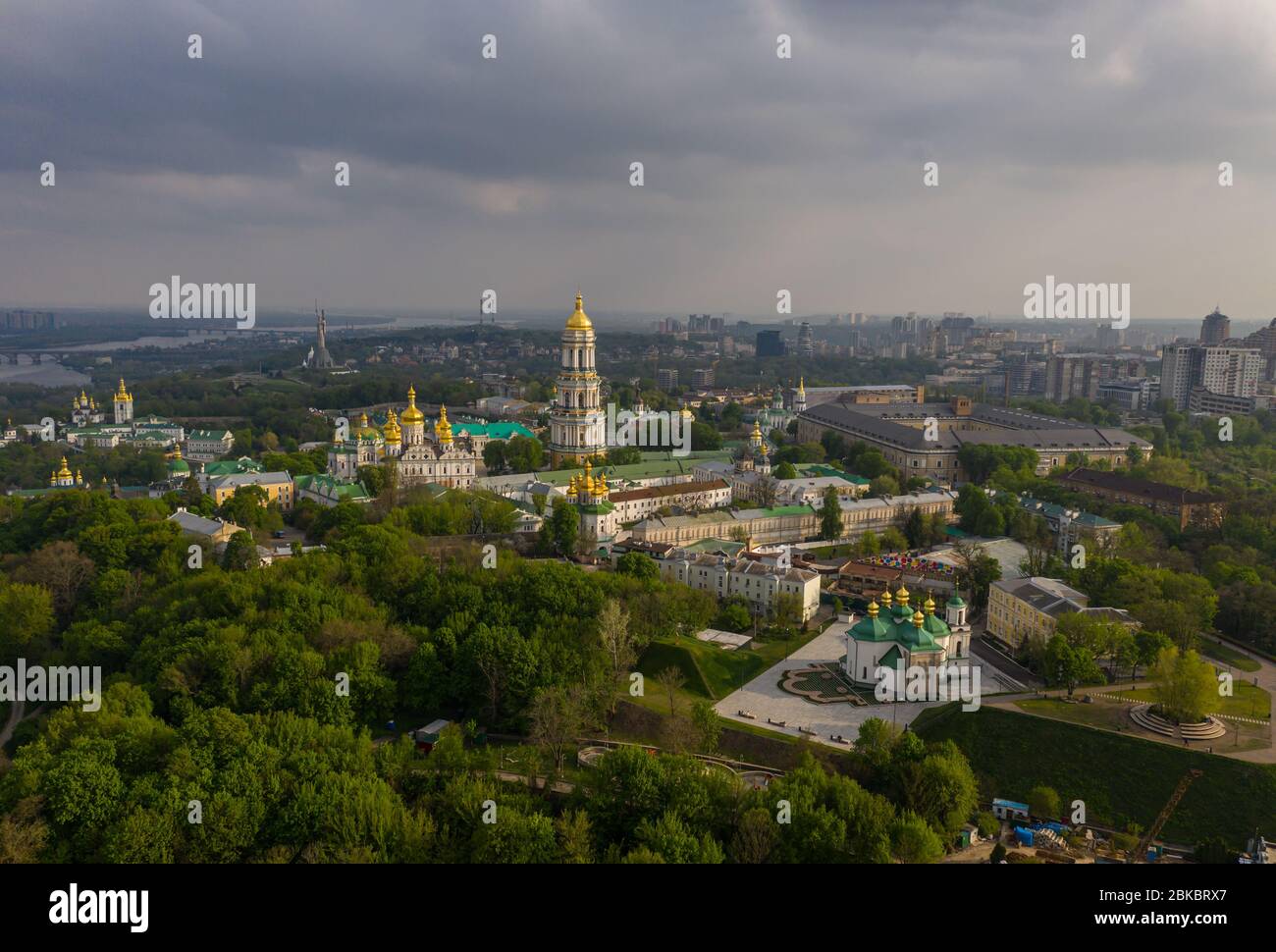 Luftaufnahme von Kiew Pechersk Lavra durch die Sonnenstrahlen des Sonnenuntergangs beleuchtet, Kiew, Ukraine Stockfoto