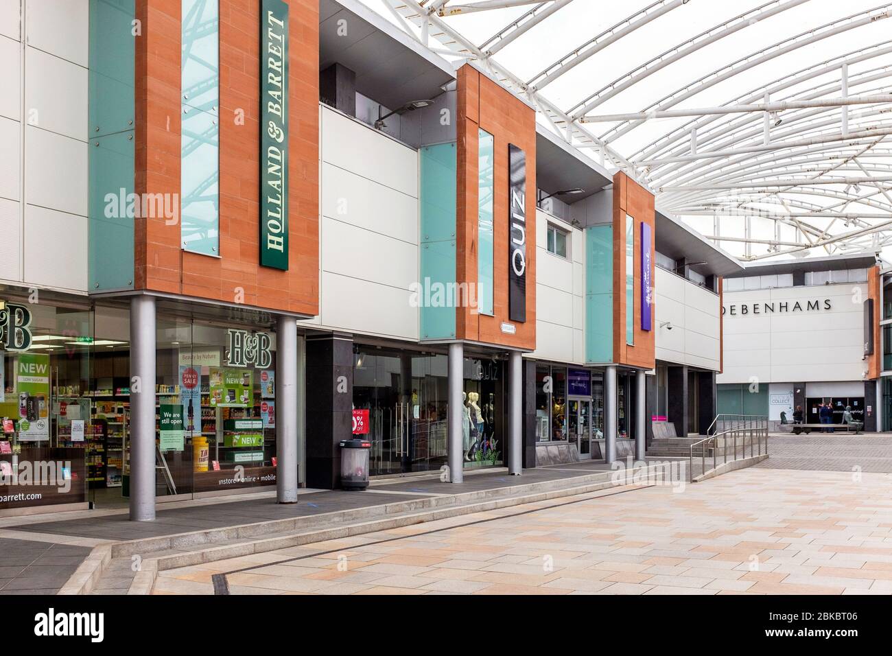 Geschäfte von Holland und Barrett, Quiz, Hallmark und Debenhams in Ayr Central Shopping Centre, Ayr, Ayrshire, Schottland, Großbritannien Stockfoto