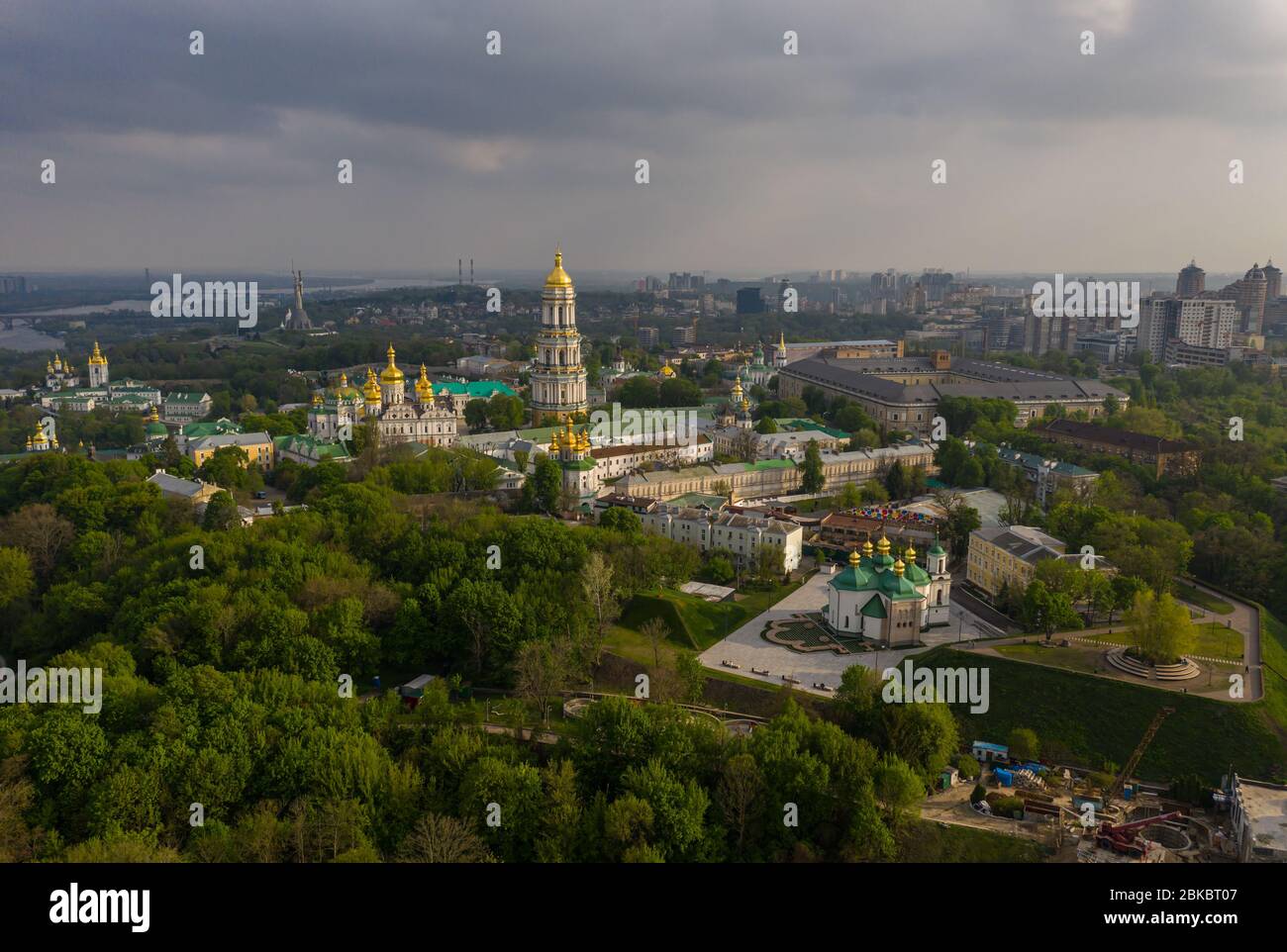 Luftaufnahme von Kiew Pechersk Lavra durch die Sonnenstrahlen des Sonnenuntergangs beleuchtet, Kiew, Ukraine Stockfoto