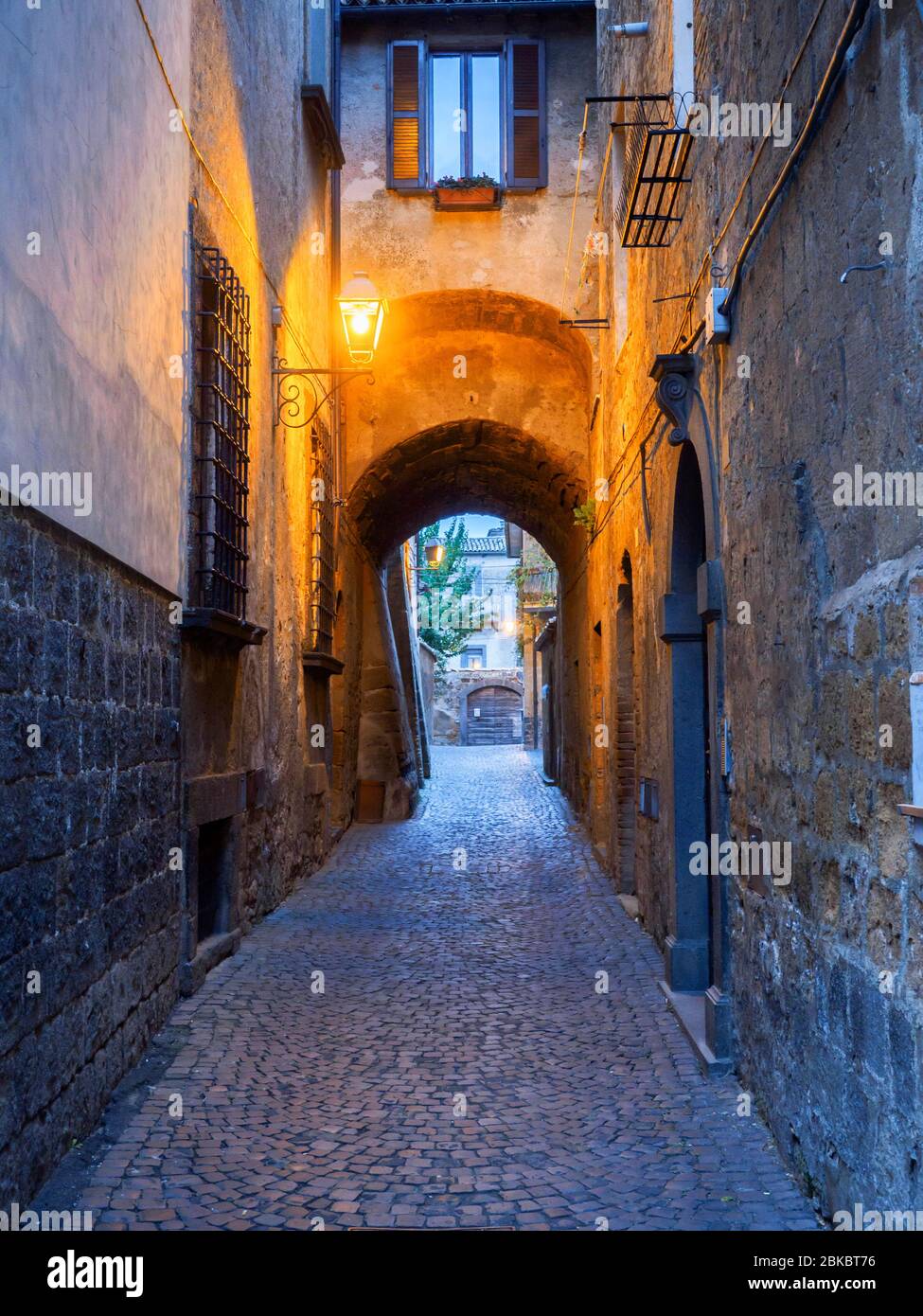 Orvieto Straße bei Nacht - Orvieto, Italien Stockfoto