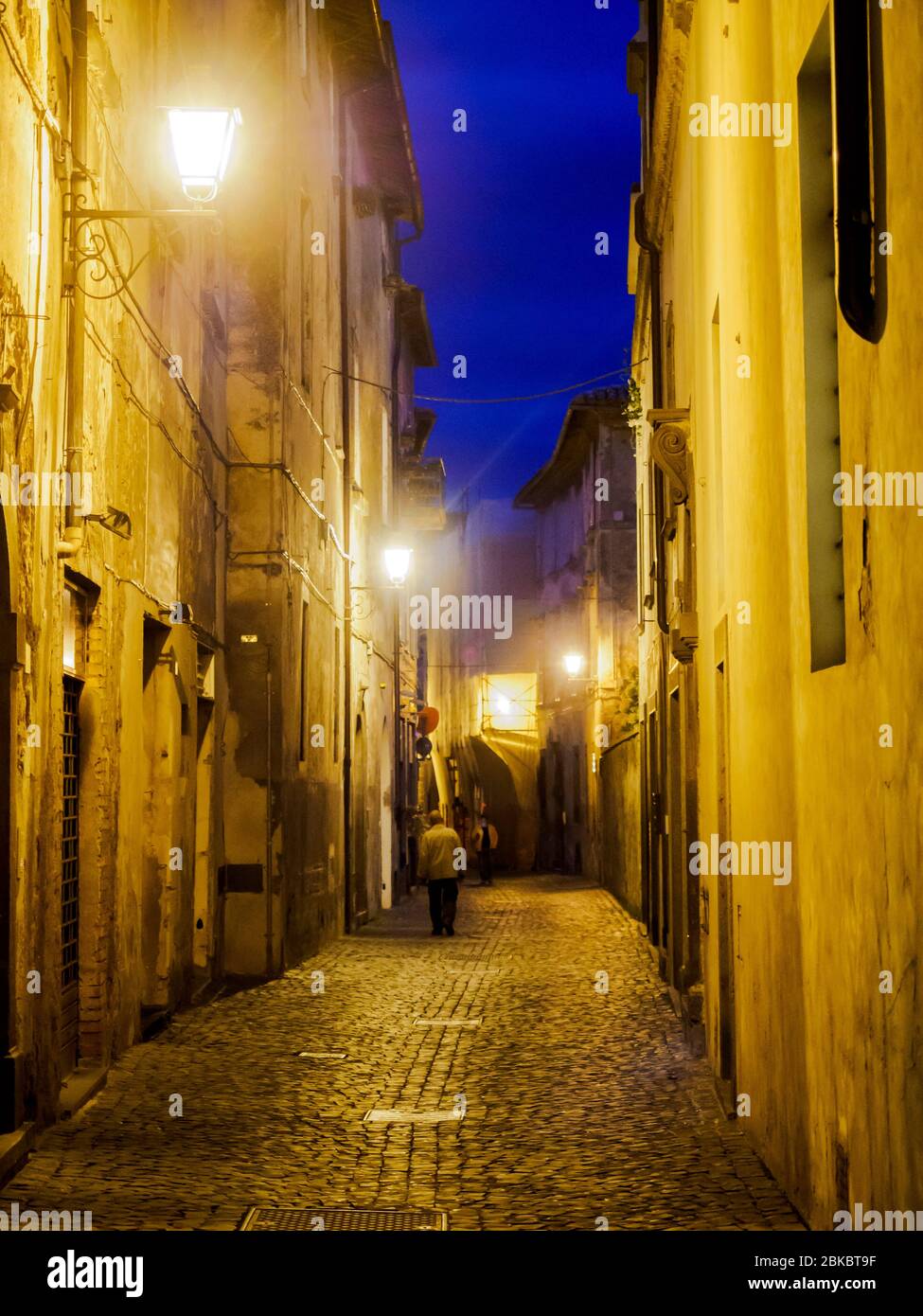 Orvieto Straße bei Nacht - Orvieto, Italien Stockfoto