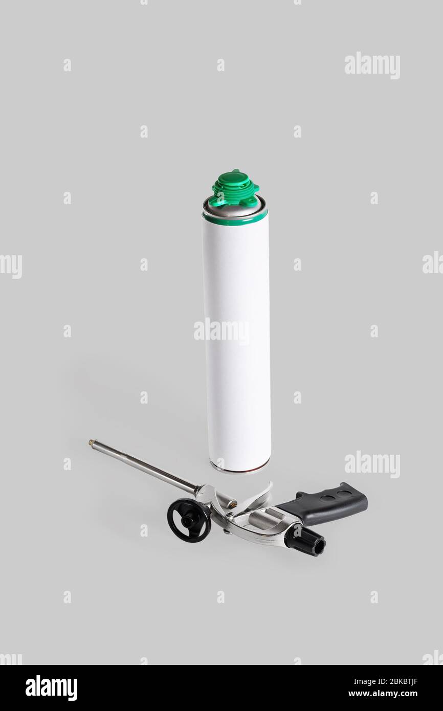Schaumflasche und Pistole. Nahaufnahme. Isoliert auf weißem Hintergrund. Stockfoto