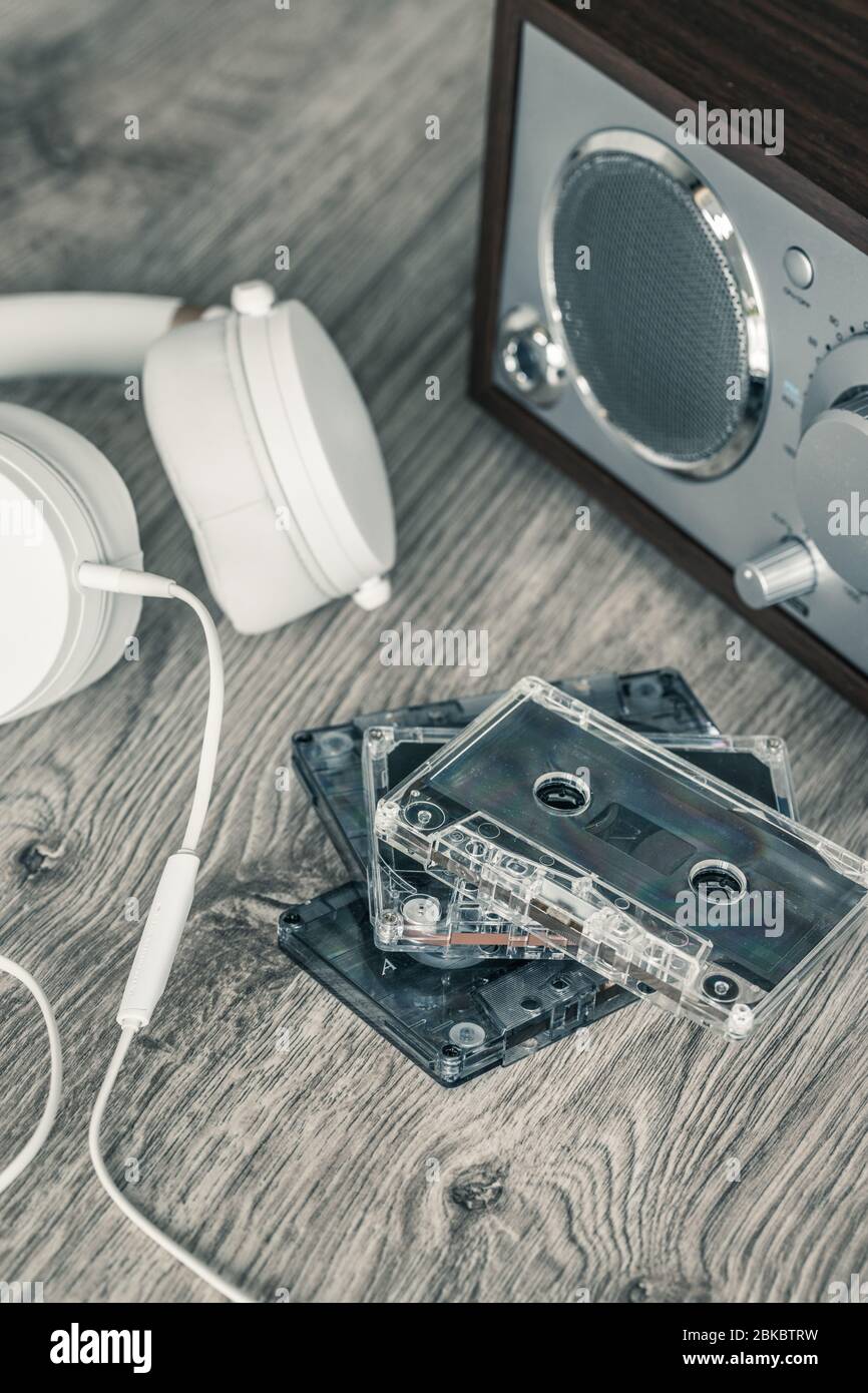 Kassettenbänder, Musikplayer mit weißen Kopfhörern. Retro-Style Stockfoto