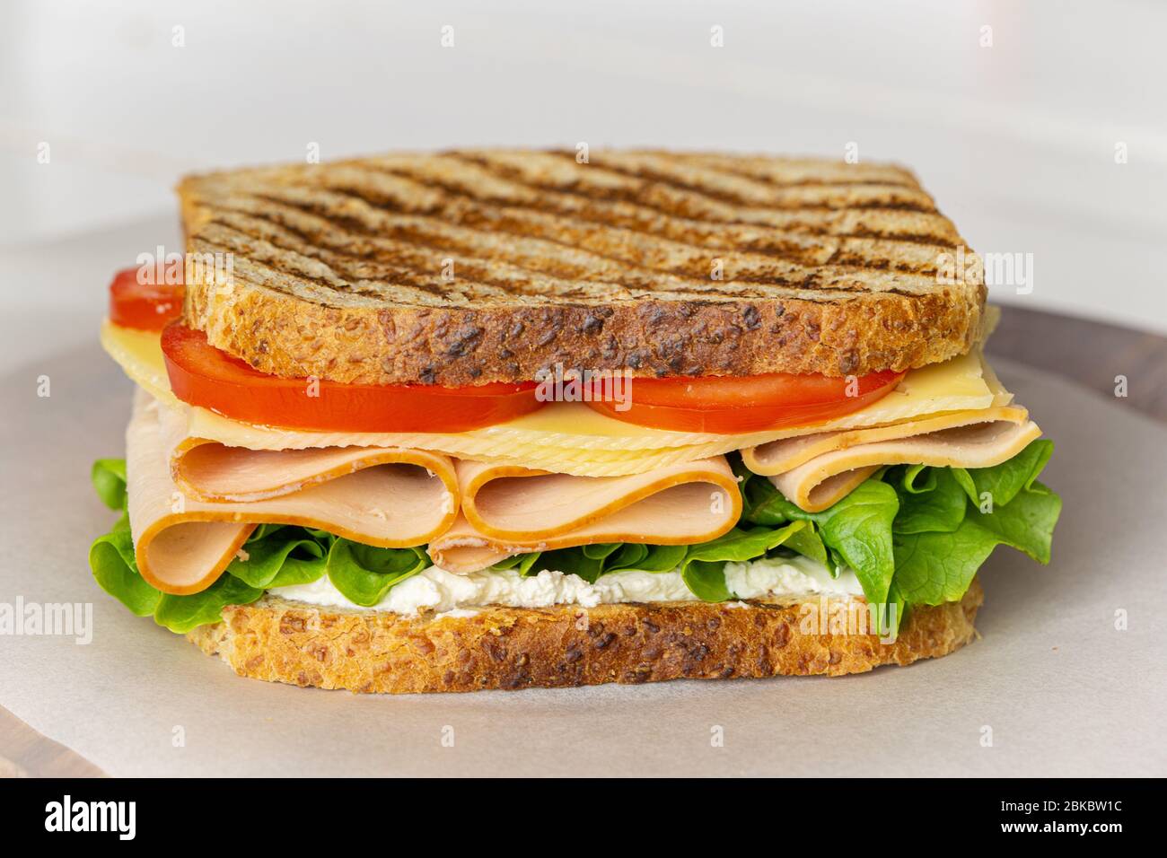 Club-Sandwich. Leckeres hausgemachtes Mittagessen, Frühstück oder Essen zum Mitnehmen. Stockfoto