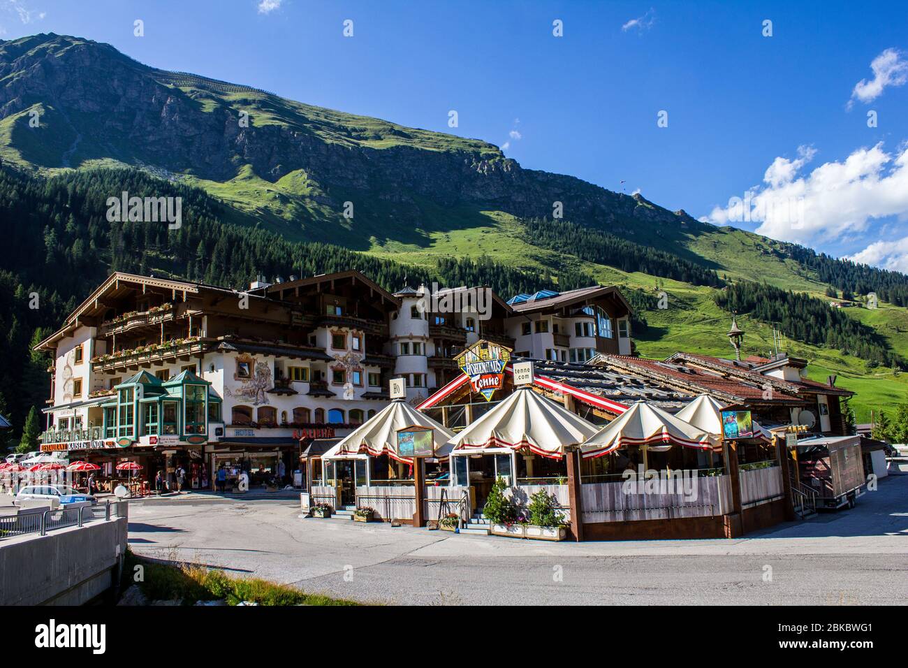 Tux, Österreich - 9. August 2019: Blick auf das Neuhintertux Hotel und die Hohenhaus Tenne Bar an einem Sommertag Stockfoto