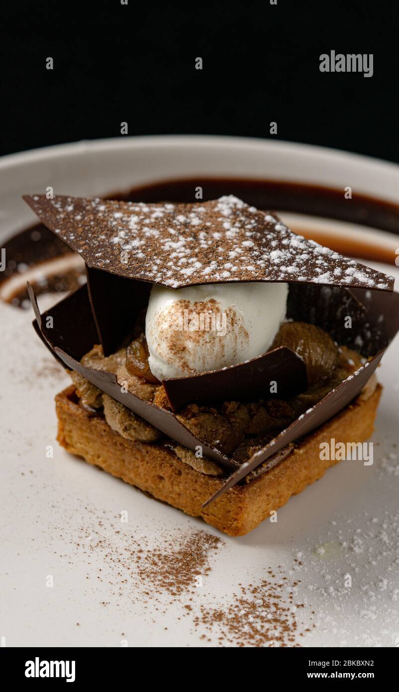 Schoko-Tartlet mit Eis. Nachtisch im französischen Restaurant. Stockfoto