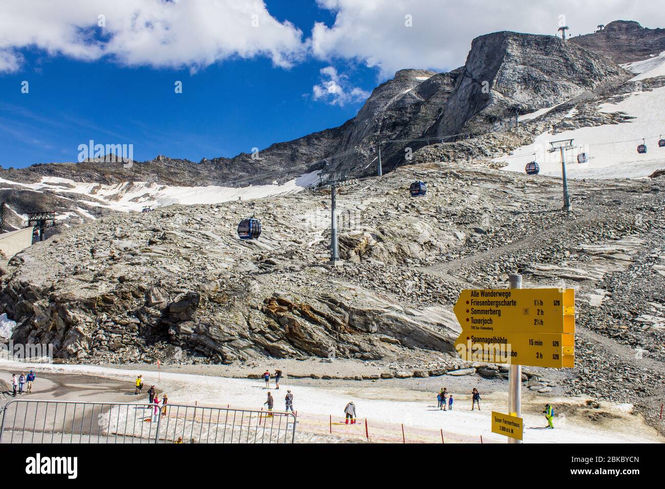 Hintertux, Österreich - 9. August 2019: Blick auf den Hintertuxer Gletscher im Sommer, Zillertal, Tirol, Österreich Stockfoto