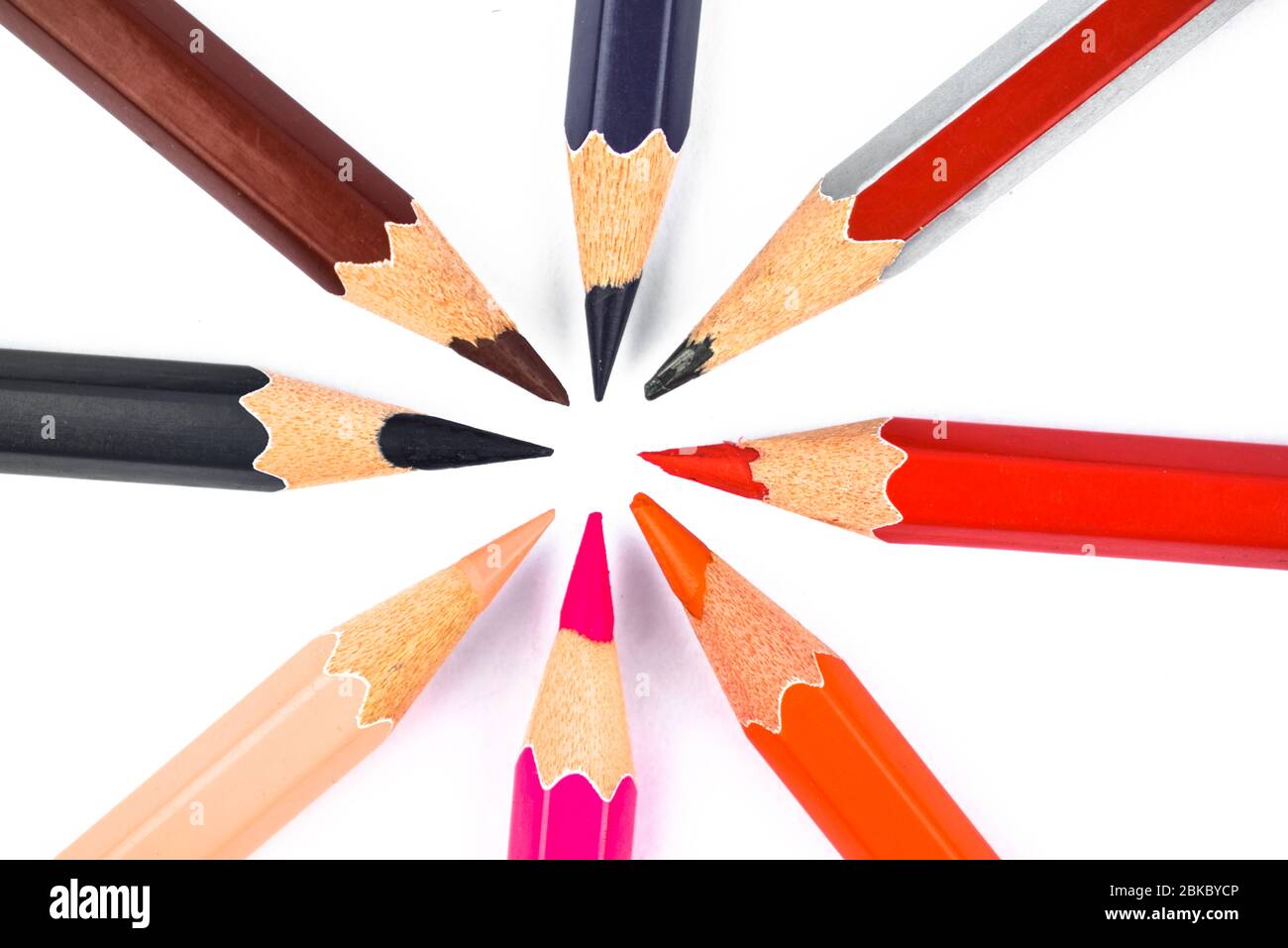 Ein kreativer Kreis mit vielen verschiedenen Farben Holz Bleistiftstiften auf einem weißen isolierten Hintergrund gemacht Stockfoto