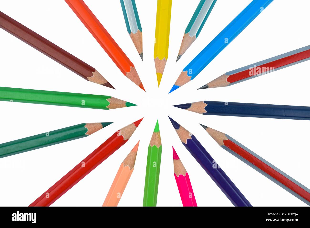 Kreative Kreis mit vielen verschiedenen Farben Holz Bleistiftstifte auf einem weißen isolierten Hintergrund gemacht Stockfoto