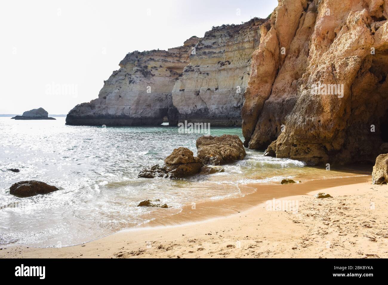 Leerer Strand zwischen Klippen. Unbevölkerten Reisekonzept. Algarve, Portugal Stockfoto