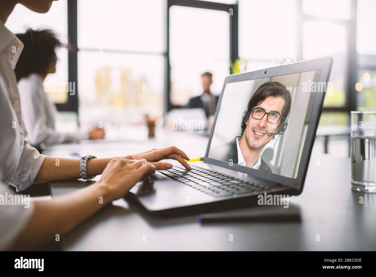 Geschäftsmann arbeitet in der Ferne mit einem Videocall wegen Quarantäne von Coronavirus covid19. Konzept des intelligenten Arbeitens Stockfoto