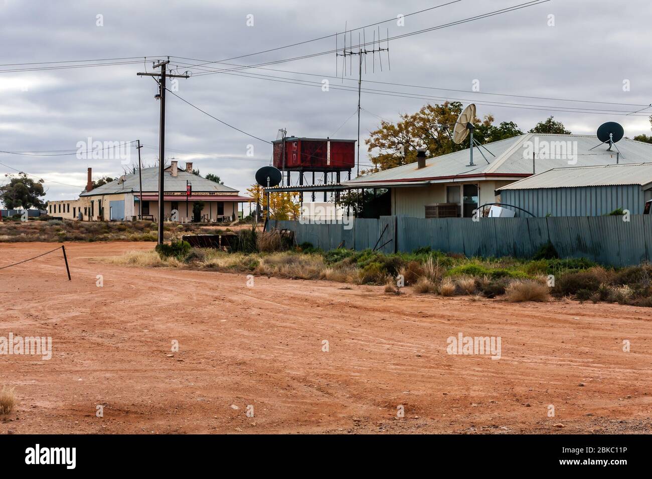 Cockburn NSW, Australien - 7. Juli 2011: Coburn Hotel und eine lokale Residenz Stockfoto