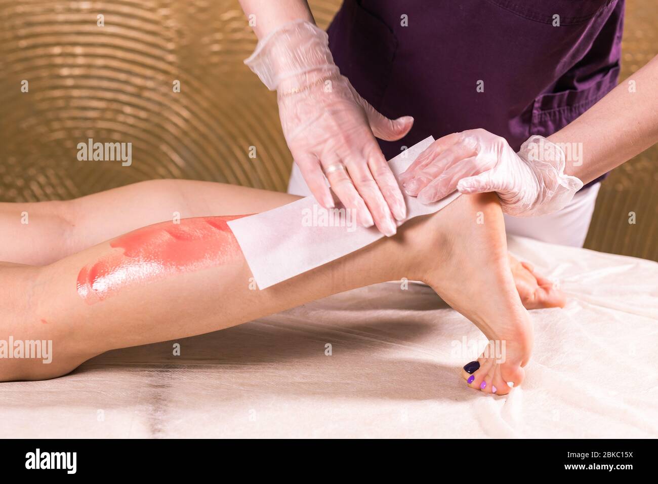 Das Bein der Frau wird gewachst. Salon Wachs Kosmetikerin Epilation  Verfahren. Wachsen weiblichen Körper für die Haarentfernung durch  Therapeuten Nahaufnahme. Glattes Beinkonzept Stockfotografie - Alamy