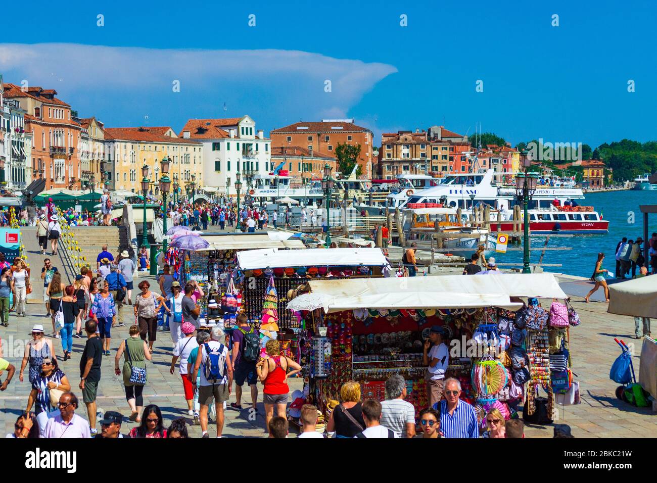 Sommeransicht von Riva degli Schiavoni - ein Hafengebiet in Venedig - eine lebhafte, überfüllte Promenade am Wasser entlang, Venedig, Italien Juni 2016 Stockfoto