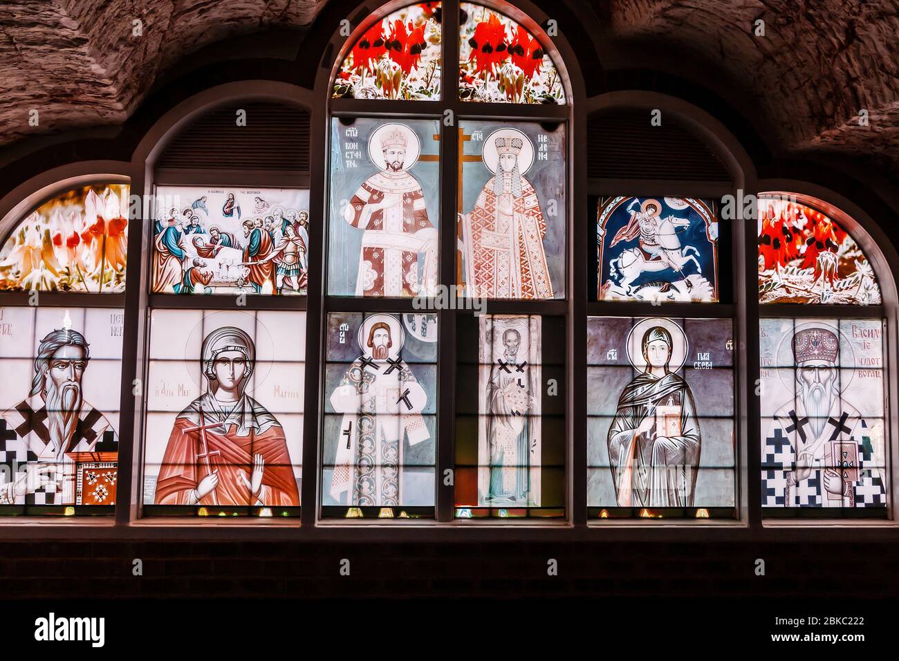 Die Glasmalereien der unterirdischen serbisch-orthodoxen Kirche, Coober Pedy, Australien Stockfoto