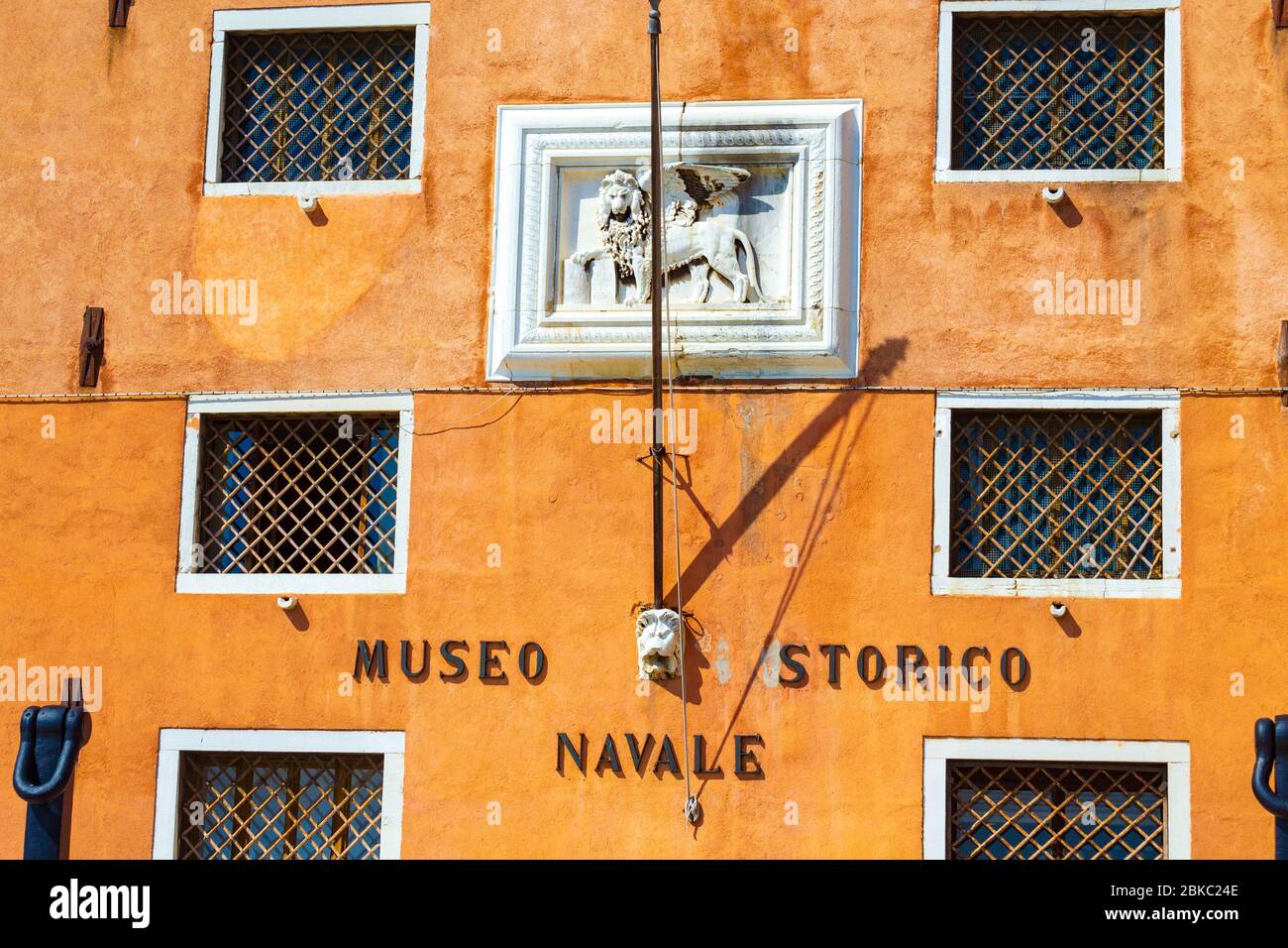 Die Fassade des Schifffahrtshistorischen Museums von Venedig, das derzeit einen Teil der Sammlung von Booten in Fondamenta Arsenale, Italien beherbergt Stockfoto