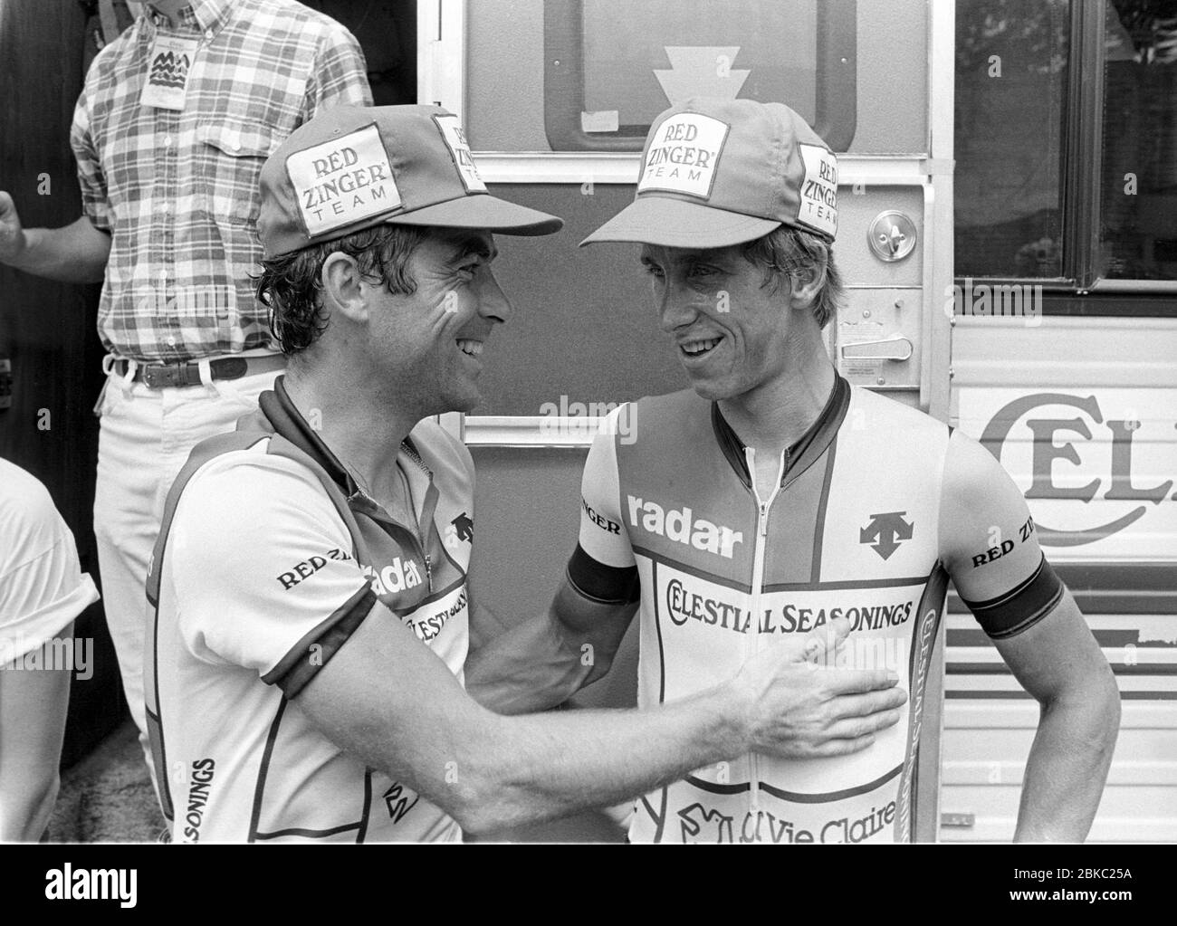 Der französische Radler Bernard Hinault, links, und der amerikanische Radsportler Greg Lemond beim Coors International Bicycle Classic Radrennen am 15. August 1985 in Denver, CO. Foto von Francis Specker Stockfoto