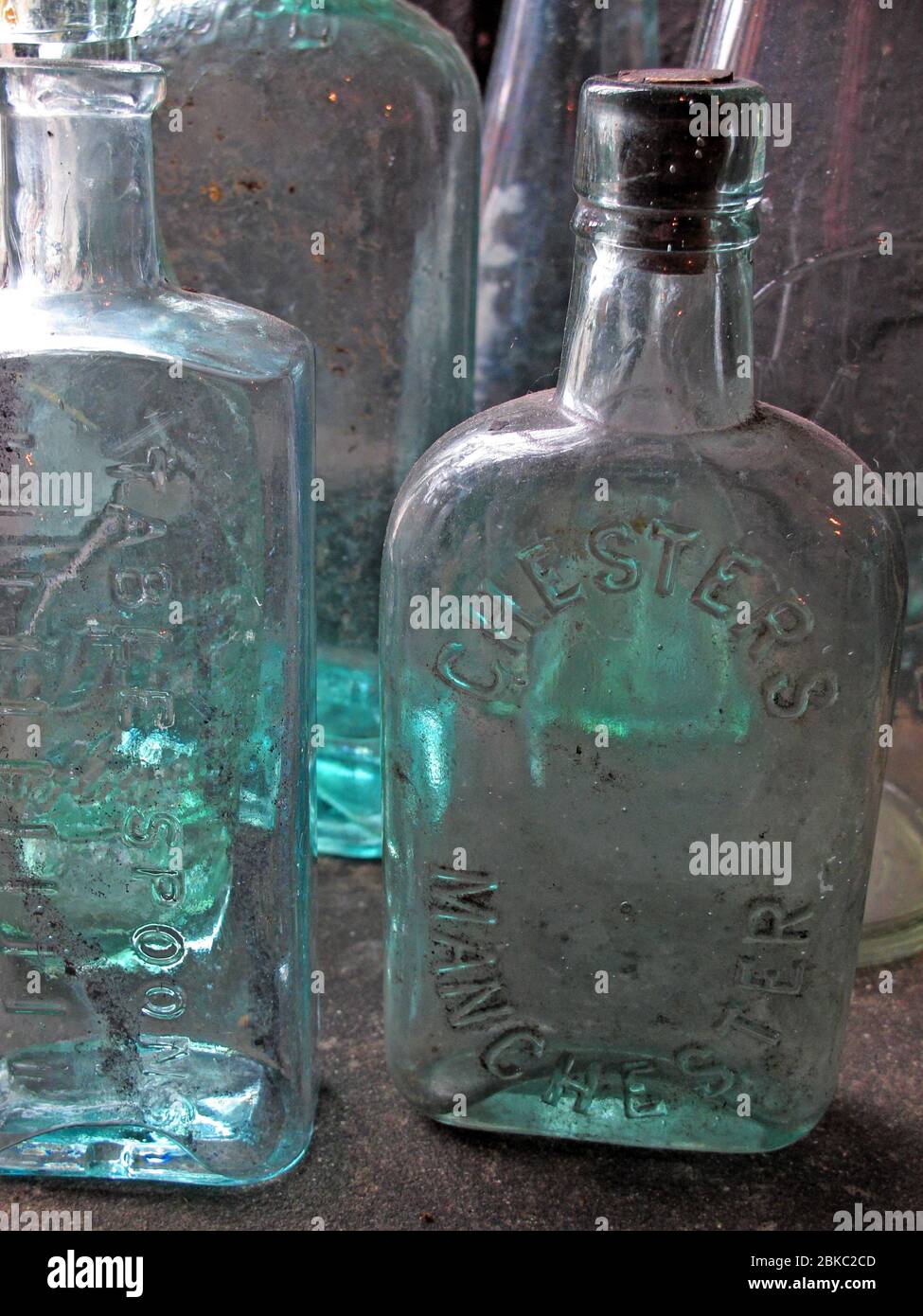 Viktorianische Glas Milch und Medizin Flaschen, recyclebar Stockfoto