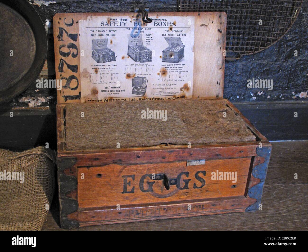 Pocock Safety Egg Box, Pocock's Patent, Wooden Box, Cheshire, England, Großbritannien Stockfoto