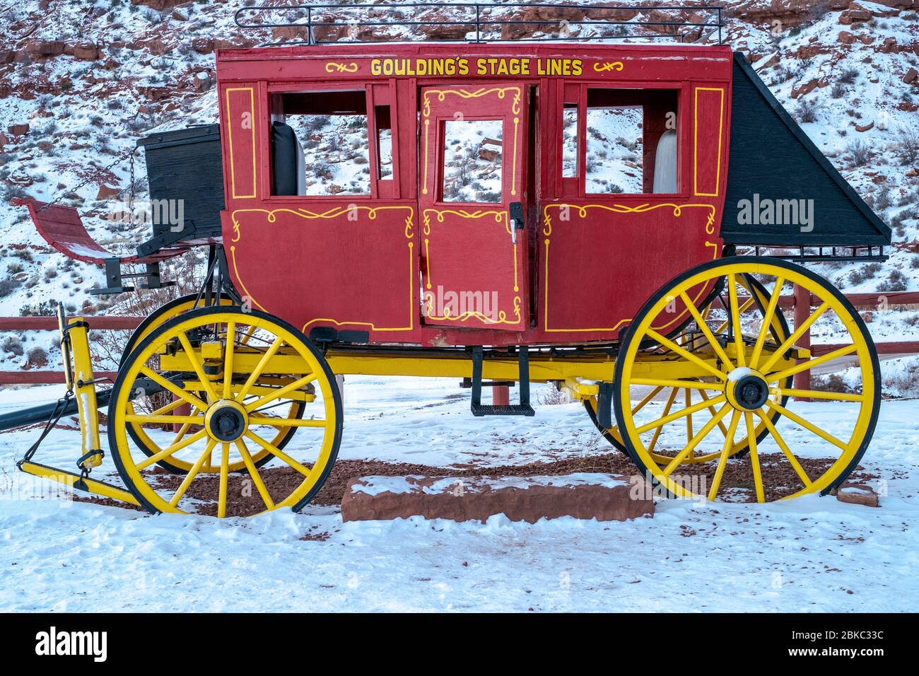 12/29/2015 - Goulding's Lodge, Monument Valley, Utah, USA. Eine restaurierte Postkutsche, altes öffentliches Pferdefahrzeug als Touristenattraktion. Stockfoto
