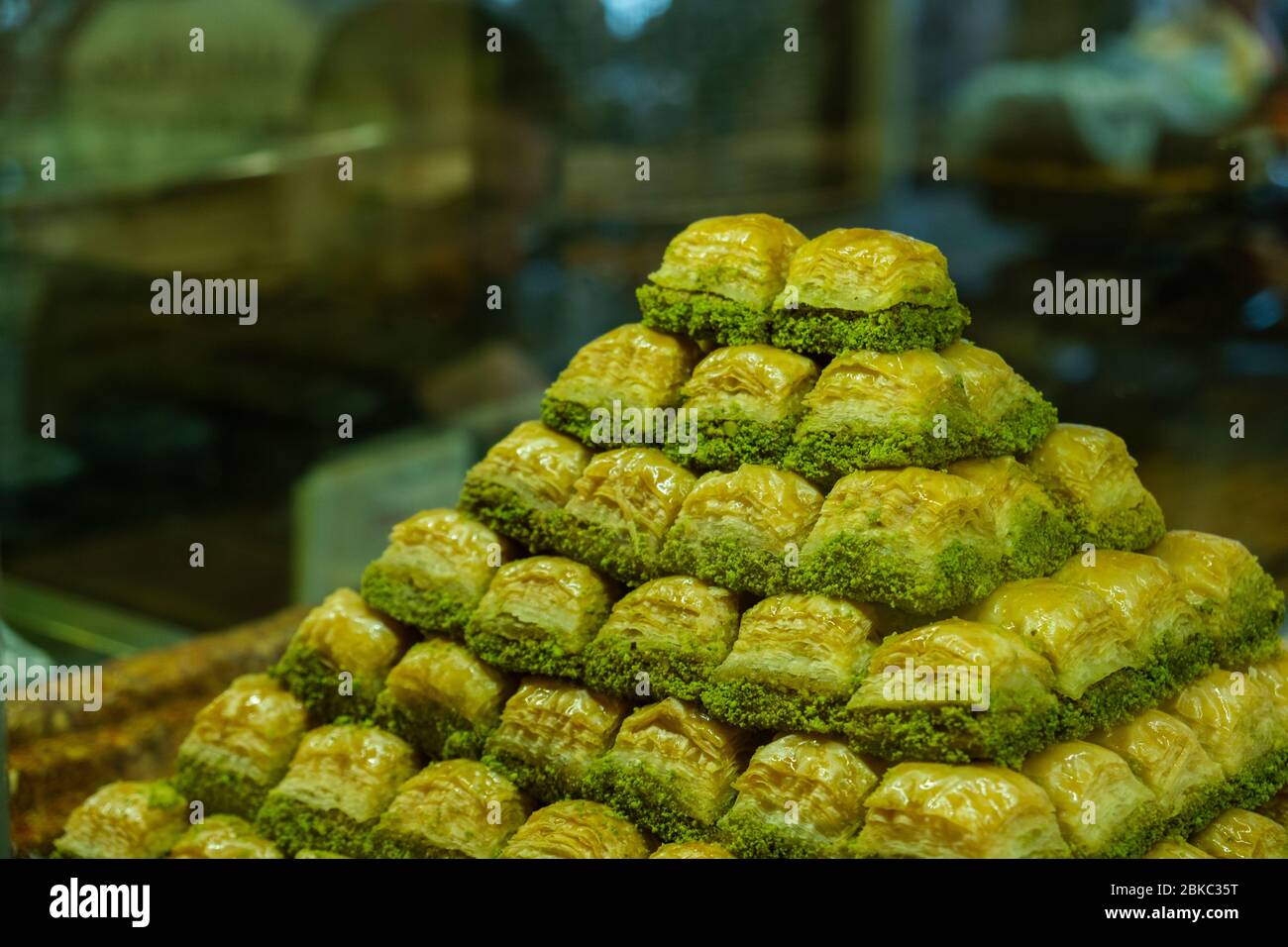 Türkische Baklava mit Pistazie. Traditionelles Dessert zum Verkauf in Stand. Leckeres und leckeres Essen. Stockfoto