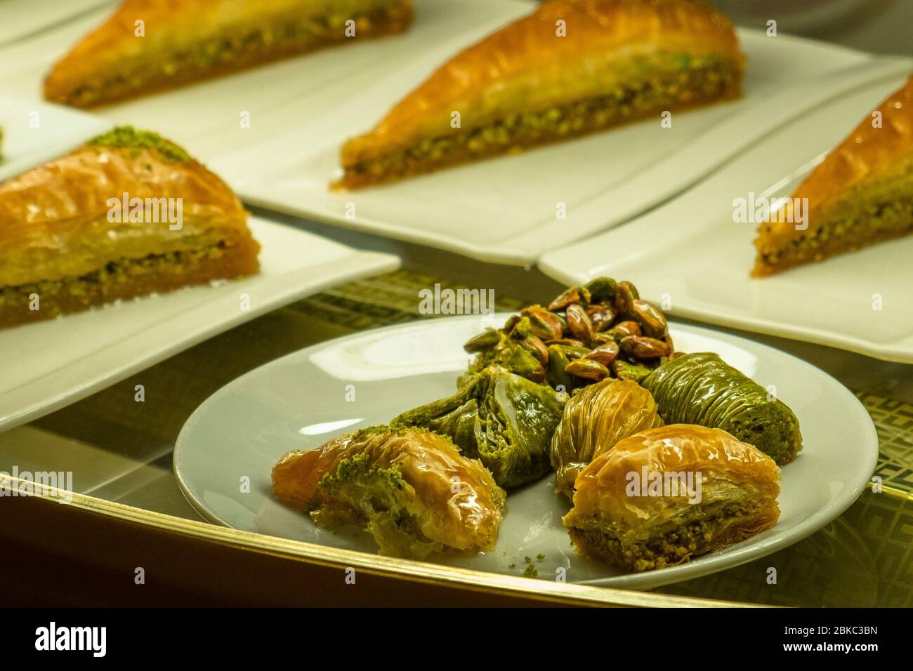 Türkische Baklava mit Pistazie. Traditionelles Dessert zum Verkauf in Stand. Leckeres und leckeres Essen. Stockfoto