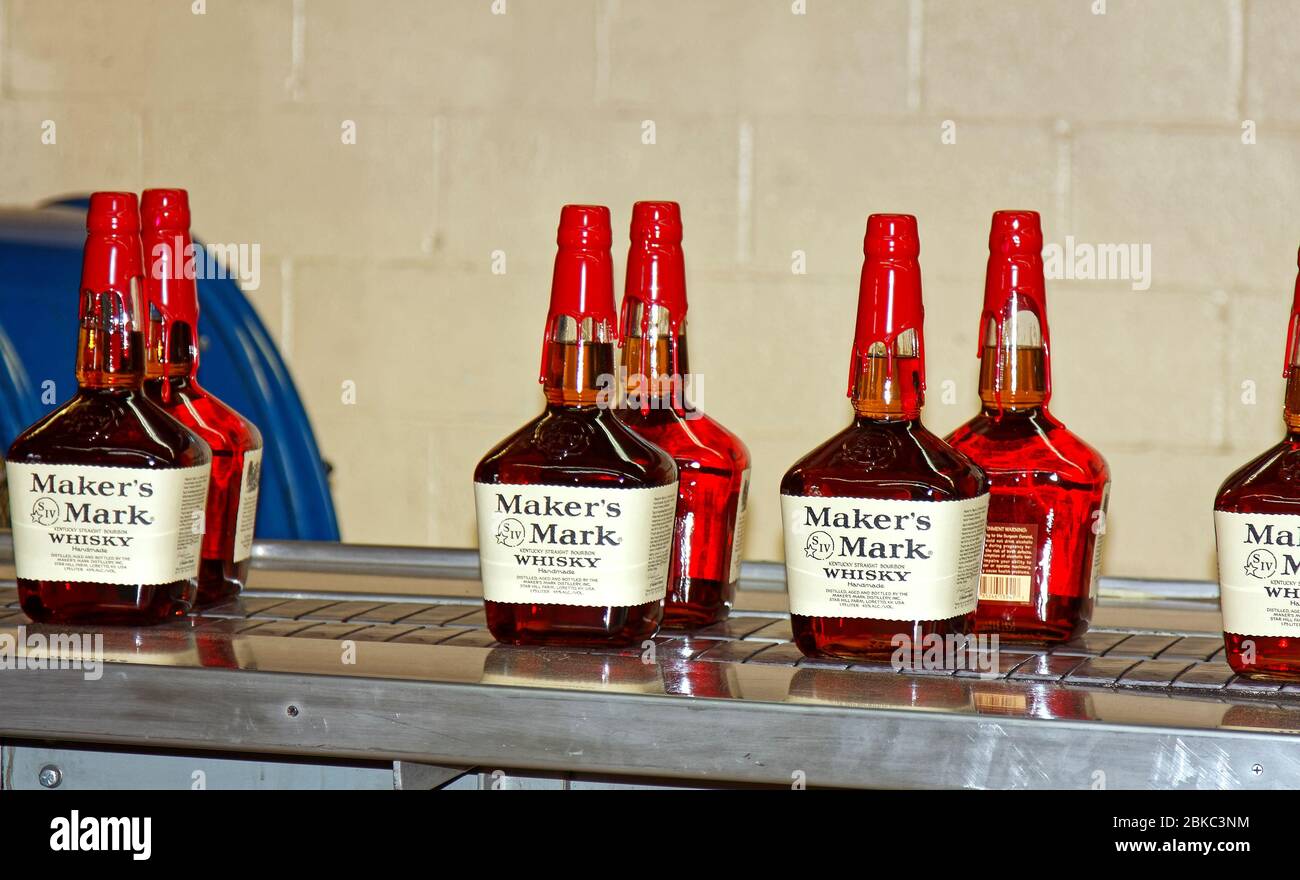 Maker's Mark Bourbon Distillery; Flaschen bereit zu verkaufen, auf Montagelinie, fertige Produkt, einzigartige rote Wachssiegel, Whisky, alkoholische Getränke, Getränke, Stockfoto