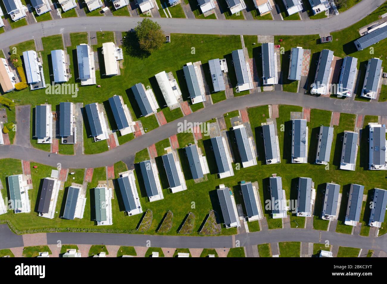 Ayr, Schottland, Großbritannien. Mai 2020. Luftaufnahme von Wohnwagen im Craig Tara Caravan Holiday Park, südlich von Ayr. Der Ferienpark ist während der Coronavirus-Sperre geschlossen und die Wohnwagen bleiben an einem Wochenende leer. Der Park liegt auf dem ehemaligen Ayr Butlins Ferienpark. Iain Masterton/Alamy Live News Stockfoto