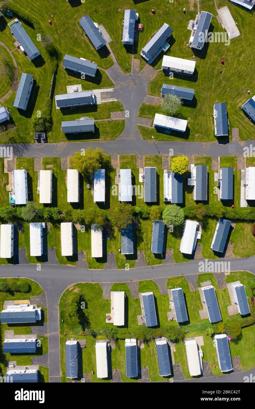 Ayr, Schottland, Großbritannien. Mai 2020. Luftaufnahme von Wohnwagen im Craig Tara Caravan Holiday Park, südlich von Ayr. Der Ferienpark ist während der Coronavirus-Sperre geschlossen und die Wohnwagen bleiben an einem Wochenende leer. Der Park liegt auf dem ehemaligen Ayr Butlins Ferienpark. Iain Masterton/Alamy Live News Stockfoto