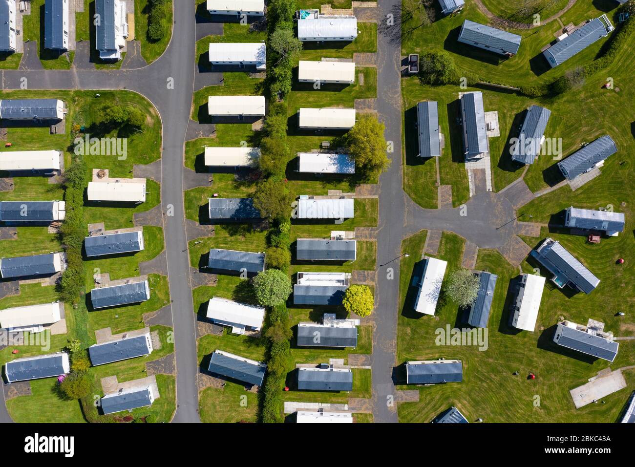 Ayr, Schottland, Großbritannien. Mai 2020. Luftaufnahme von Wohnwagen im Craig Tara Caravan Holiday Park, südlich von Ayr. Der Ferienpark ist während der Coronavirus-Sperre geschlossen und die Wohnwagen bleiben an einem Wochenende leer. Der Park liegt auf dem ehemaligen Ayr Butlins Ferienpark. Iain Masterton/Alamy Live News Stockfoto