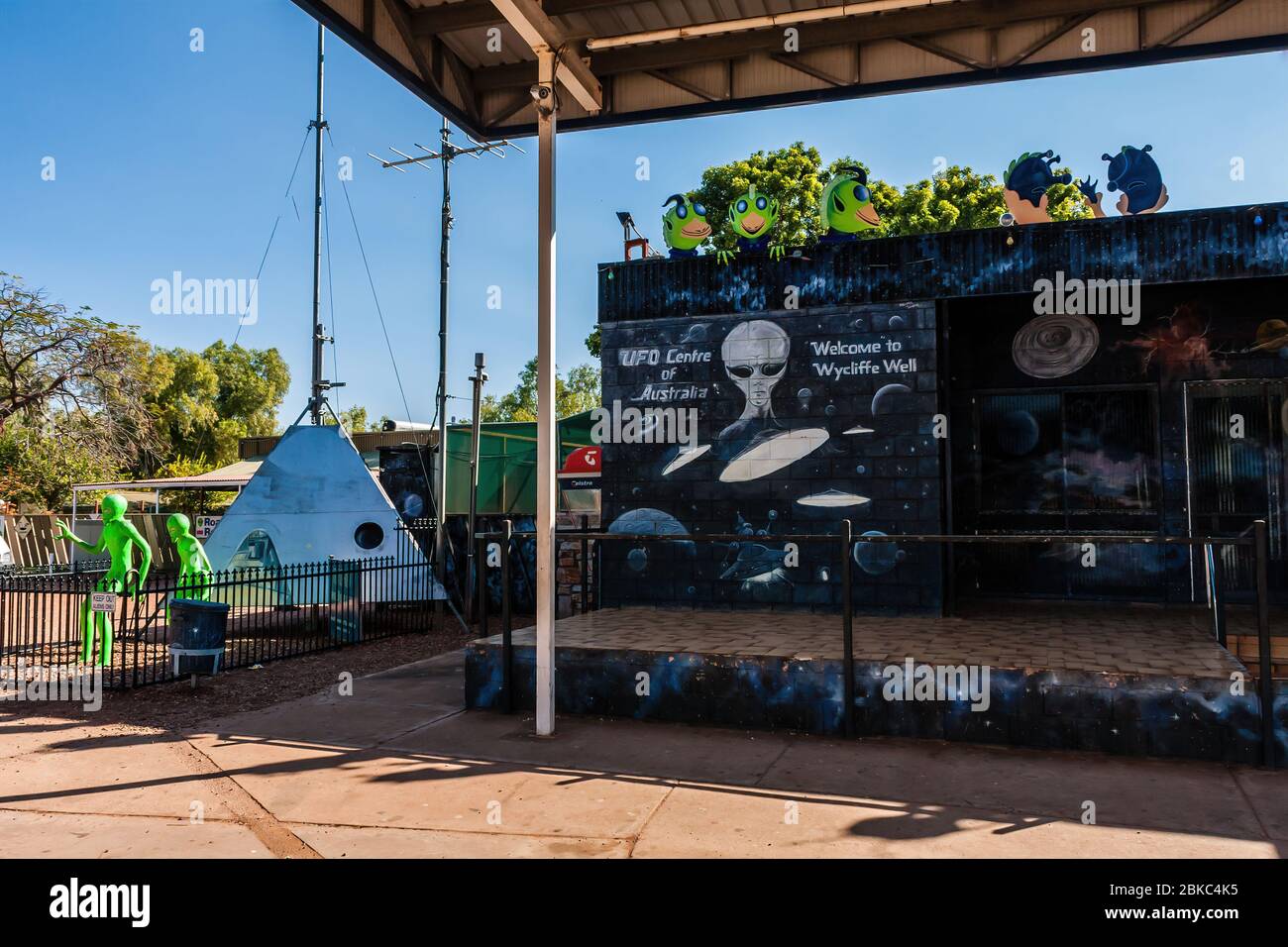 Wycliffe Well, Australien - 15. Juli 2011: Die UFO-Dekoration und Graffiti der 'UFO-Hauptstadt Australiens' Stockfoto