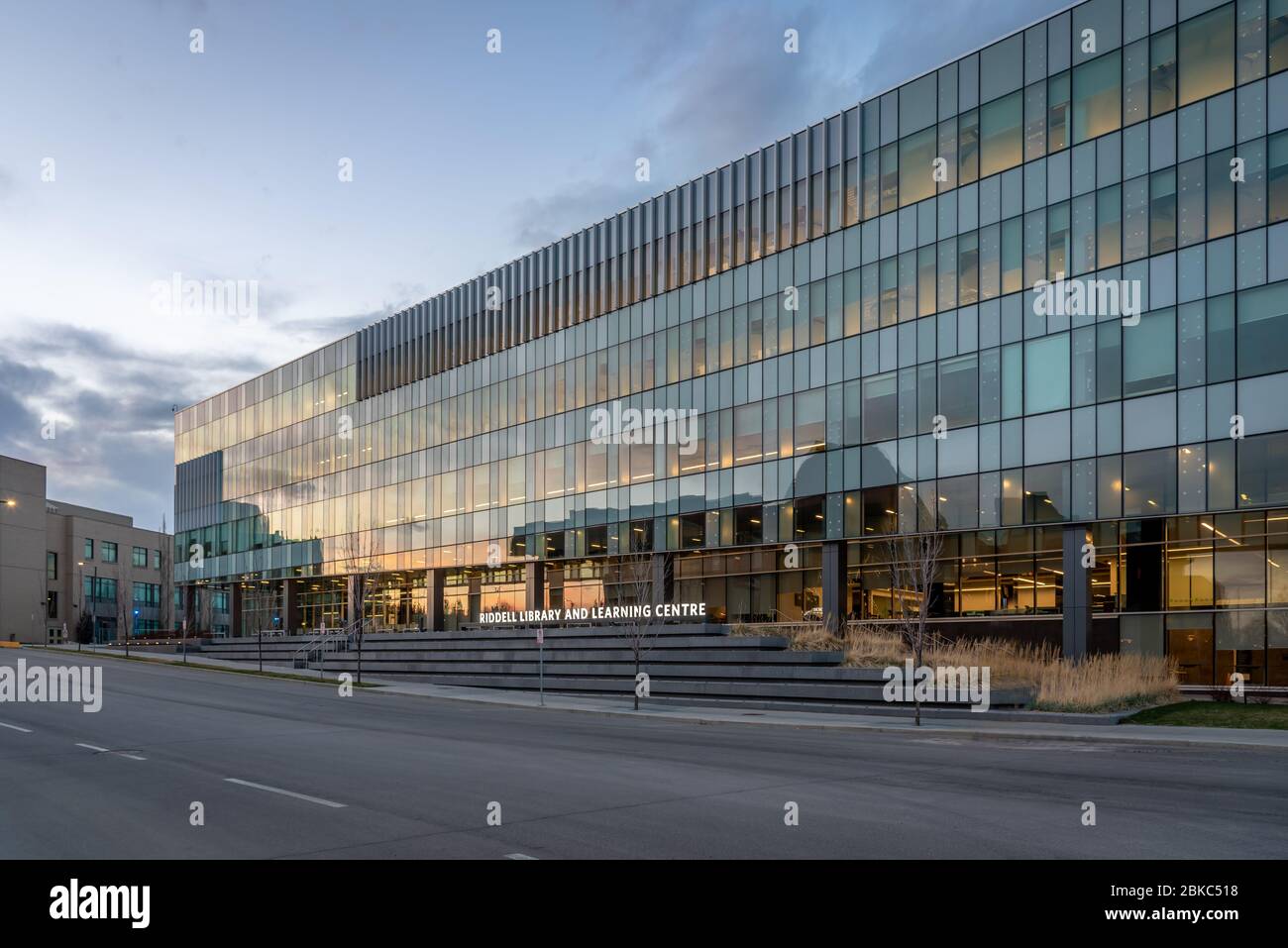 Calgary, Alberta - 2. Mai 2020: Das Riddell Library and Learning Centre auf dem Campus der Mount Royal University in Calgary bei Nacht. MRU ist eine von Calgar Stockfoto