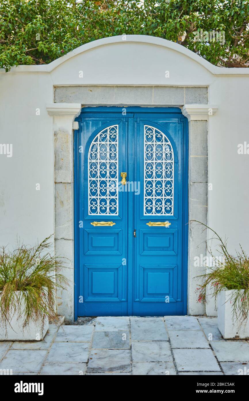 Rosa Bougainvillea Blumen und alte blaue Tür in Bodrum. Mugla, Türkei Stockfoto